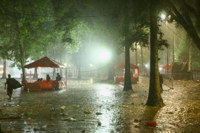  PORTO ALEGRE, RS, BRASIL - 25.02.2020 - Chuva alaga a Praça Garibaldi em Porto Alegre. (Foto: Isadora Neumann/Agencia RBS)Indexador: ISADORA NEUMANN