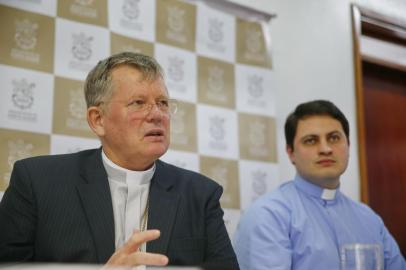  PORTO ALEGRE, RS, BRASIL, 26-02-2020: Lançamento da comissão de prevenção a abuso sexual na igreja, com a mesa composta por Dom José Gislon, Dom Jaime Spengler e o Padre Fabiano Colares. (FOTO FÉLIX ZUCCO/AGÊNCIA RBS, Editoria de Notícias).<!-- NICAID(14432286) -->