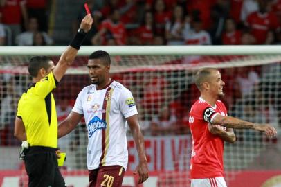  Referee Enrique Guerrero shows the red card to Brazils Internacional player Nicolas DAlessandro during their 2020 Copa Libertadores match held at Beira Rio stadium in Porto Alegre, Brazil, on February 26, 2020. (Photo by SILVIO AVILA / AFP)Editoria: SPOLocal: Porto AlegreIndexador: SILVIO AVILASecao: soccerFonte: AFPFotógrafo: STR<!-- NICAID(14432943) -->