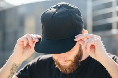  Hipster handsome male model with beard  wearing black blank  baseball cap  with space for your logoFonte: 175451788<!-- NICAID(14432327) -->