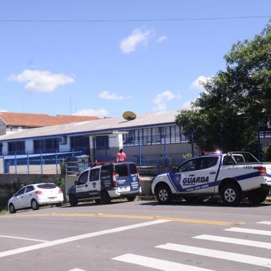  CAXIAS DO SUL, RS, BRASIL (27/02/2020)Guarda Municipal faz patrulhamento após menina de seis anos ser atingida com uma bala perdida na perna enquanto brincava no pátio da Escola Municipal de Ensino Fundamental Basílio Tcacenco, no bairro Esplanada. (Antonio Valiente/Agência RBS)<!-- NICAID(14433116) -->