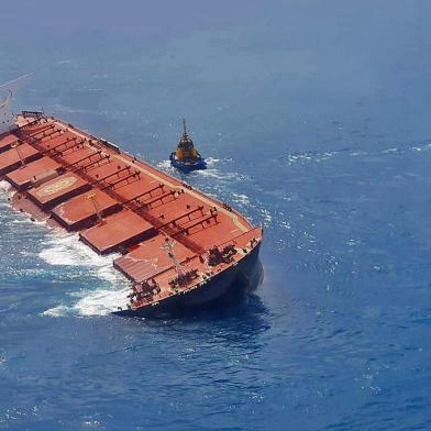  Handout photo released by the Brazilian Navy of South Korean ship "MV Stellar Banner", loaded with mining ore, stranded 100 kilometres off the northeastern coast of Brazil, after leaving the Ponta de Madeira ternial in Sao Luis, Maranhao, on February 27, 2020. - After the ship ran into difficulties the crew was ordered to abandon it for their safety. "MV Stellar Banner" was built in 2016, and is operated by the South Korean company Polaris and hired by Brazilian Mining company Vale. (Photo by - / BRAZILIAN NAVY / AFP) / RESTRICTED TO EDITORIAL USE - MANDATORY CREDIT "AFP PHOTO / BRAZILIAN NAVY" - NO MARKETING NO ADVERTISING CAMPAIGNS - DISTRIBUTED AS A SERVICE TO CLIENTSEditoria: DISLocal: São LuísIndexador: -Secao: transport accidentFonte: BRAZILIAN NAVYFotógrafo: Handout<!-- NICAID(14433808) -->