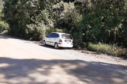 Carro de idoso de 85 anos morto em assalto é encontrado no bairro Desvio Rizzo, em Caxias O carro do idoso Dorival Varella de Souza, 85 anos, morto depois de ter sido agredido em um assalto em Caxias do Sul, foi encontrado na manhã de quinta-feira (27) no bairro Desvio Rizzo. De acordo com a Brigada Militar (BM), populares informaram que havia Renault Scenic abandonado em via pública, por volta das 9h24min, na Avenida dos Girassóis, no Bairro Desvio Rizzo. Os policiais localizaram o veículo aberto, sem chave, sem rádio e com danos. O carro foi removido ao depósito credenciado. <!-- NICAID(14434698) -->