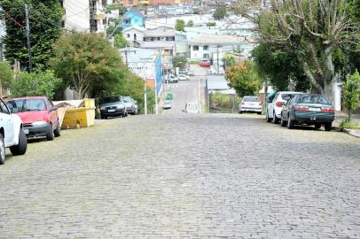 Ruas Higino Onzi, Lucas Menegotto e Ernesto Marsiaj, no entorno da Estação Imigrante do tranpsorte coletivo, serão asfaltadas. na foto, a Rua Higino Onzi.<!-- NICAID(11765347) -->