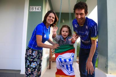  BENTO GONÇALVES, RS, BRASIL, 27/02/2020- Família torcedora do time do Esportivo.  Pai: Wagner Copat, mãe: Géssica Copat, filha: Adele Copat.  (FOTOGRAFO: TADEU VILANI / AGENCIA RBS)OBS.:Autorização de uso de imagem segue no video