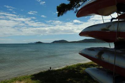 ***  FGOMES Praias de SC1  ***Praias de Santa Catarina estão a espera dos veranistas gaúchos.Praia de Canasvieiras Fonte: BD ZH Fotógrafo: Fernando Gomes<!-- NICAID(2030874) -->