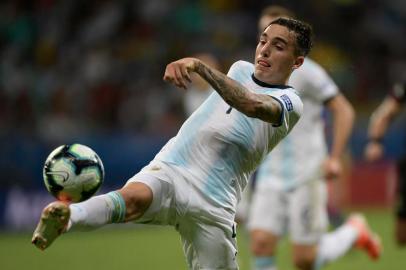  Argentinas Renzo Saravia stretches for the ball during the Copa America football tournament group match against Colombia at the Fonte Nova Arena in Salvador, Brazil, on June 15, 2019. (Photo byc / AFP)Editoria: SPOLocal: SalvadorIndexador: JUAN MABROMATASecao: soccerFonte: AFPFotógrafo: STF<!-- NICAID(14435557) -->