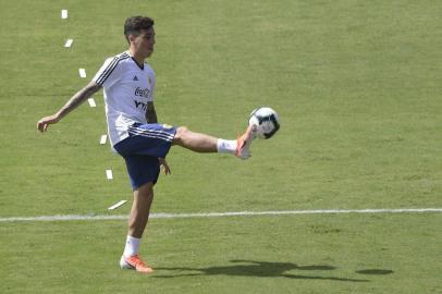  Argentinas defender Renzo Saravia controls the ball during a training session in Salvador, Bahia, Brazil on June 14, 2019 on the eve of the Copa America Group B football match against Colombia. (Photo by JUAN MABROMATA / AFP)Editoria: SPOLocal: SalvadorIndexador: JUAN MABROMATASecao: soccerFonte: AFPFotógrafo: STF<!-- NICAID(14435555) -->