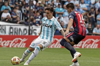  Racing Clubs defender Renzo Saravia (L) vies for the ball with San Lorenzos midfielder Alexis Castro, during their Argentina First Division Superliga football match, at Presidente Peron stadium, in Avellaneda, Buenos Aires province, on October 28, 2018. (Photo by ALEJANDRO PAGNI / AFP)Editoria: SPOLocal: AvellanedaIndexador: ALEJANDRO PAGNISecao: soccerFonte: AFPFotógrafo: STR<!-- NICAID(14435550) -->