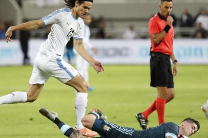  Uruguays forward Edinson Cavani fights for the ball with Argentinas defender Renzo Saravia during the friendly football match between Argentina and Uruguay at the Bloomfield stadium in the Israeli coastal city of Tel Aviv on November 18, 2019. (Photo by EMMANUEL DUNAND / AFP)Editoria: SPOLocal: Tel AvivIndexador: EMMANUEL DUNANDSecao: soccerFonte: AFPFotógrafo: STF<!-- NICAID(14435562) -->