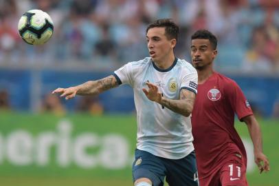  Argentinas Renzo Saravia (L) takes the ball past Qatars Akram Afif during their Copa America football tournament group match at the Gremio Arena in Porto Alegre, Brazil, on June 23, 2019. (Photo by Carl DE SOUZA / AFP)Editoria: SPOLocal: Porto AlegreIndexador: CARL DE SOUZASecao: soccerFonte: AFPFotógrafo: STF<!-- NICAID(14435561) -->