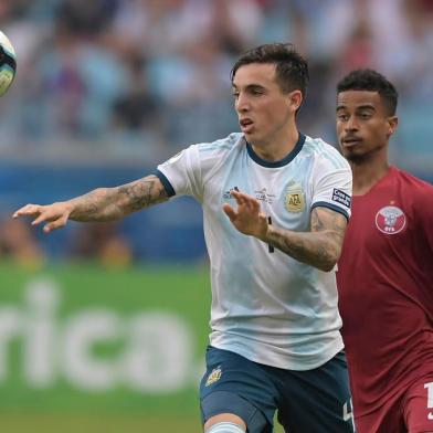  Argentinas Renzo Saravia (L) takes the ball past Qatars Akram Afif during their Copa America football tournament group match at the Gremio Arena in Porto Alegre, Brazil, on June 23, 2019. (Photo by Carl DE SOUZA / AFP)Editoria: SPOLocal: Porto AlegreIndexador: CARL DE SOUZASecao: soccerFonte: AFPFotógrafo: STF<!-- NICAID(14435561) -->