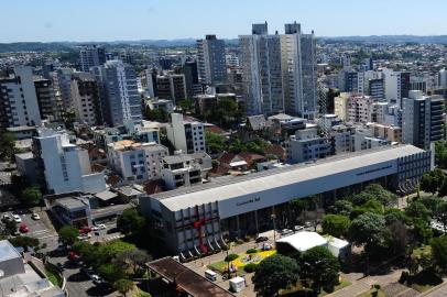  CAXIAS DO SUL, RS, BRASIL, 23/12/2019. Vista aérea do Largo da Prefeitura, ainda com os enfeites natalinos. À esquerda o prédio da Prefeitura Municipal de Caxias e ao fundo à direita, o prédio da Câmara de Vereadores. (Porthus Junior/Agência RBS)<!-- NICAID(14368329) -->