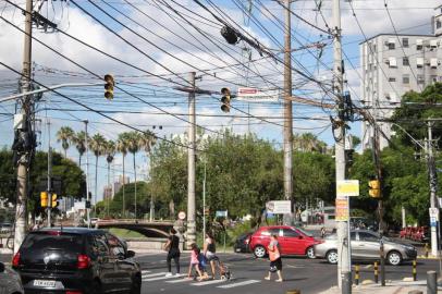 Fios emaranhados na esquina das avenidas Ipiranga e da Azenha, no bairro Praia de Belas, em Porto Alegre.<!-- NICAID(14434467) -->