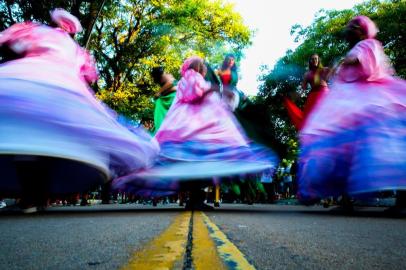  PORTO ALEGRE, RS, BRASIL - 29.02.2020 - Carnaval de rua na Cidade Baixa. (Foto: Marco Favero/Agencia RBS)<!-- NICAID(14435877) -->