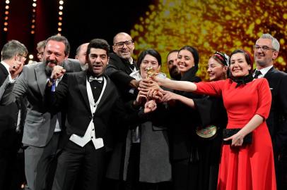 A equipe do filme There Is No Evil posou com o troféu em nome do diretor iraniano Mohammad Rasoulof, que recebeu o Urso de Ouro de Melhor Filme durante a cerimônia de premiação do 70º festival de cinema da Berlinale em Berlim em 29 de fevereiro de 2020.<!-- NICAID(14435913) -->