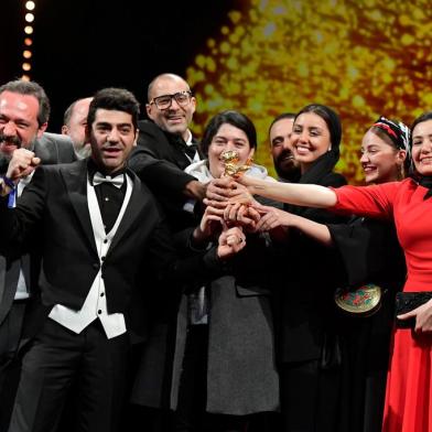 A equipe do filme There Is No Evil posou com o troféu em nome do diretor iraniano Mohammad Rasoulof, que recebeu o Urso de Ouro de Melhor Filme durante a cerimônia de premiação do 70º festival de cinema da Berlinale em Berlim em 29 de fevereiro de 2020.<!-- NICAID(14435913) -->