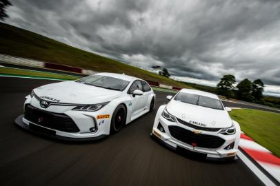 Novos Cruze e Corolla em ação: primeira vez andando juntos na Stock Car 2020. Duda Bairros, Stock Car, divulgação