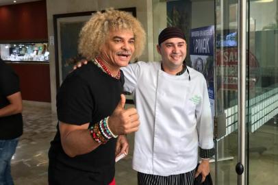 Valderrama acena para foto no hotel da concentração do Grêmio<!-- NICAID(14436477) -->