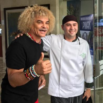 Valderrama acena para foto no hotel da concentração do Grêmio<!-- NICAID(14436477) -->