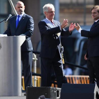 Uruguays outgoing President Tabare Vazquez greets the incoming President Luis Lacalle Pou during the inauguration ceremony at the Plaza Independencia, in Montevideo, on March 1, 2020. (Photo by EITAN ABRAMOVICH / AFP)<!-- NICAID(14436550) -->