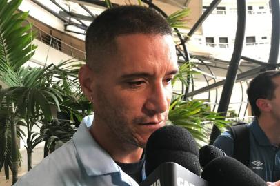 Thiago Neves concedeu entrevista na chegada da delegação do Grêmio em Cali<!-- NICAID(14436563) -->