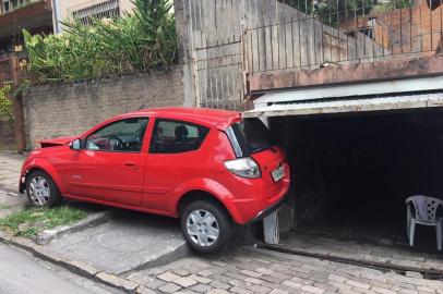 Carro para sob porta de garagem após acidente em Caxias<!-- NICAID(14436867) -->