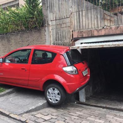 Carro para sob porta de garagem após acidente em Caxias<!-- NICAID(14436867) -->