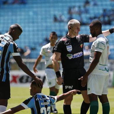 Grêmio enfrenta o Juventude, na Arena, pela primeira rodada do segundo turno do Gauchão. No lance, árbitro Anderson Daronco.<!-- NICAID(14435700) -->