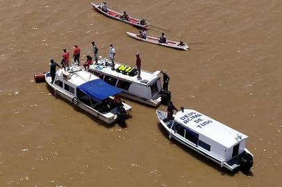 Handout picture released by Amapa State Press Office showing survivors arriving in Macapa, Amapa State, in Brazil, on March 2, 2020 after being rescued on Saturday from the riverboat Anna Karoline 3 after it sank up the Jari River, a tributary of the Amazon near Gurupa, Para State. - At least 13 people were killed when the two-story river ferry, which was taking about 70 passengers, sank in the Amazon rainforest region. Authorities said they had rescued 46 survivors. (Photo by - / Brazils Amapa State Press Office / AFP) / RESTRICTED TO EDITORIAL USE - MANDATORY CREDIT AFP PHOTO / BRAZILS AMAPA STATE PRESS OFFICE - NO MARKETING - NO ADVERTISING CAMPAIGNS - DISTRIBUTED AS A SERVICE TO CLIENTS<!-- NICAID(14437123) -->