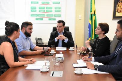 Em reunião com o procurador-geral do Estado, Eduardo Cunha da Costa, o deputado Gabriel Souza (MDB) apresentou ontem o teor de seu projeto de lei que regulamenta a tramitação de processos administrativos em todos os poderes do Estado. Atualmente, o Rio Grande do Sul utiliza por base uma legislação federal de 1999.<!-- NICAID(14437555) -->