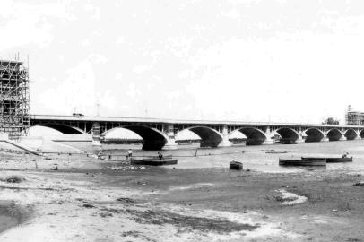  Obras de construção da ponte Mauá, entre as cidades de Jaguarão, no Brasil e Rio Branco no Uruguai, no final da década de 1920.<!-- NICAID(14437258) -->