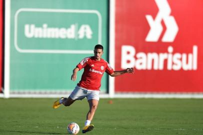 O meia-atacante Thiago Galhardo participa de treino do Inter no CT Parque Gigante na véspera da estreia na fase de grupos da Libertadores, contra a Universidad Católica.