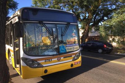 Atropelamento por ônibus deixa duas pessoas feridas em Porto Alegre<!-- NICAID(14437964) -->