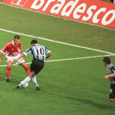 Foto do lance em que Ronaldinho, o craque do Grêmio, dá um drible magistral no tetracampeão Dunga, na ponta-direita do ataque tricolor. O Grêmio venceu o Inter por 1 a 0, no Gre-Nal decisivo do Campeonato Gaúcho de 1999, realizado no Estádio Olímpico.#ENVELOPE: 239507<!-- NICAID(576449) -->