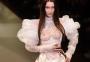 Bella Hadid usa vestido de noiva transparente em desfile em Paris