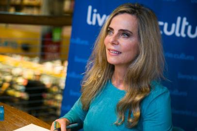  PORTO ALEGRE, RS, BRASIL, 03-06-2016. Bruna Lombardi lança livro Jogo da Felicidade na Livraria Cultura no Bourbon Country.  (FOTO ANDRÉA GRAIZ/AGÊNCIA RBS, REDE SOCIAL).<!-- NICAID(12239084) -->