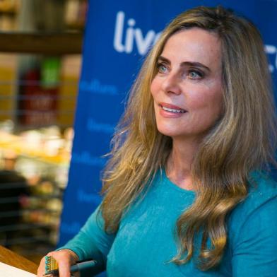  PORTO ALEGRE, RS, BRASIL, 03-06-2016. Bruna Lombardi lança livro Jogo da Felicidade na Livraria Cultura no Bourbon Country.  (FOTO ANDRÉA GRAIZ/AGÊNCIA RBS, REDE SOCIAL).<!-- NICAID(12239084) -->