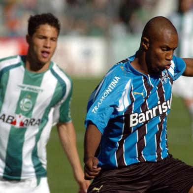 *** Juventude x Grêmio - Xu ***Juventude x Grêmio, partida válida pelo Campeonato Brasileiro, Brasileirão, e realizada no Estádio Alfredo Jaconi. Na foto Bruno  (E) e Bustos<!-- NICAID(1153155) -->