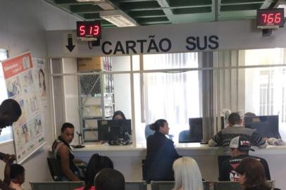 Horário de atendimento para confecção do Cartão SUS é alterado em CaxiasO horário para confecção do Cartão do Sistema Único de Saúde (SUS) mudou em Caxias do Sul. O atendimento ocorre das 8h às 13h, durante a primeira quinzena deste mês. O setor funciona no terceiro andar da Secretaria Municipal de Saúde (SMS), na Rua Marechal Floriano, 421, no Centro.A redução no expediente é ocasionada devido à reestruturação do serviço, segundo a SMS. Nos dois primeiros dias de mudança, o serviço gerou reclamação por parte dos usuários. Morador do bairro Madureira, Luiz Borella esteve duas vezes no setor para confeccionar o cartão e reclamou ao deixar o local sem conseguir atendimento._ É uma falta de respeito com as pessoas. Ontem (segunda-feira) estive no setor por volta do meio-dia e as atendentes falaram que faltavam funcionários para o atendimento e que não tinha mais senhas. Voltei hoje (terça-feira) por volta das 9h50min e falaram que o sistema caiu, e que não seriam mais entregues fichas.Borella foi até a Ouvidoria para falar sobre o assunto:_ Procurei a Ouvidoria e o desrespeito é ainda maior porque me informaram que o retorno virá apenas em 15 dias. Dois dias para confeccionar o cartão e saio de mãos vazias.<!-- NICAID(14438142) -->