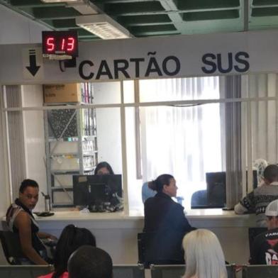 Horário de atendimento para confecção do Cartão SUS é alterado em CaxiasO horário para confecção do Cartão do Sistema Único de Saúde (SUS) mudou em Caxias do Sul. O atendimento ocorre das 8h às 13h, durante a primeira quinzena deste mês. O setor funciona no terceiro andar da Secretaria Municipal de Saúde (SMS), na Rua Marechal Floriano, 421, no Centro.A redução no expediente é ocasionada devido à reestruturação do serviço, segundo a SMS. Nos dois primeiros dias de mudança, o serviço gerou reclamação por parte dos usuários. Morador do bairro Madureira, Luiz Borella esteve duas vezes no setor para confeccionar o cartão e reclamou ao deixar o local sem conseguir atendimento._ É uma falta de respeito com as pessoas. Ontem (segunda-feira) estive no setor por volta do meio-dia e as atendentes falaram que faltavam funcionários para o atendimento e que não tinha mais senhas. Voltei hoje (terça-feira) por volta das 9h50min e falaram que o sistema caiu, e que não seriam mais entregues fichas.Borella foi até a Ouvidoria para falar sobre o assunto:_ Procurei a Ouvidoria e o desrespeito é ainda maior porque me informaram que o retorno virá apenas em 15 dias. Dois dias para confeccionar o cartão e saio de mãos vazias.<!-- NICAID(14438142) -->