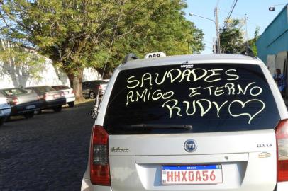 SANTANA DO LIVRAMENTO, RS, BRASIL - 02/03/2020: Colegas fizeram protesto pedindo segurança após a morte do taxista Rudiney Rodrigues Martins, de 39 anos, em Santana do Livramento. <!-- NICAID(14438145) -->