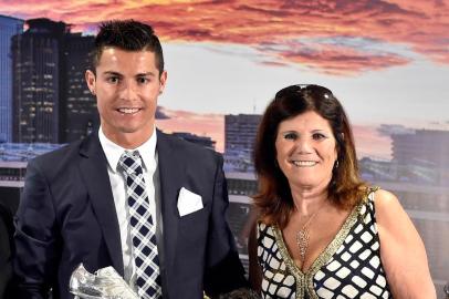  Real Madrids forward Portuguese Cristiano Ronaldo (2nd L) poses with his agent Jorge Mendes (L), his son Cristiano Jr and his mother Maria Dolores dos Santos Aveiro (R) during a ceremony for becoming Real Madrids all-time leading scorer at the Santiago Bernabeu stadium in Madrid on October 2, 2015. Cristiano Ronaldo surpassed 500 career goals and tied Raul as Real Madrids all-time leading scorer with a double in the Spanish giants 2-0 win away at Malmo on September 30, 2015. AFP PHOTO / GERARD JULIENEditoria: SPOLocal: MadridIndexador: GERARD JULIENSecao: SoccerFonte: AFPFotógrafo: STF<!-- NICAID(11725194) -->