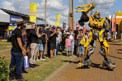  NÃO-ME-TOQUE, RS, BRASIL - 03.03.2020 - As cores e o formato lembram os do personagem Bumblebee, da franquia do filme Transformers _ e a semelhança não é mera coincidência. Mas o robô humano que vem chamando a atenção dos visitantes no parque da 21ª Expodireto atende pelo nome de Valtech. Inspirado no heroi das telas, é uma ferramenta desenvolvida pela fabricante Valtra. (Foto: Omar Freitas/Agencia RBS)Indexador: Omar Freitas<!-- NICAID(14438506) -->