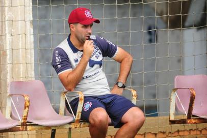  CAXIAS DO SUL, RS, BRASIL, 19/02/2020. Treino do Caxias no CT. SER Caxias se preapara para enfrentar o Grêmio na final da Taça Cel. Ewaldo Poeta, primeiro turno do Campeonato Brasileiro. Na foto, técnico Rafael Lacerda. (Porthus Junior/Agência RBS)<!-- NICAID(14424978) -->