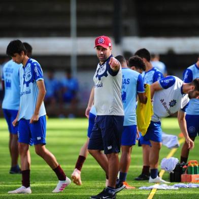  CAXIAS DO SUL, RS, BRASIL, 11/02/2020. Treino do Caxias no CT. O time grená se prepara para o confronto contra o Ypiranga de Erechim, válido pelas semifinais da Taça Cel. Ewaldo Poeta, primeiro turno do Campeonato Gaúcho 2020 (Gauchão 2020). Na foto, técnico Rafael Lacerda (de boné).  (Porthus Junior/Agência RBS)<!-- NICAID(14415891) -->