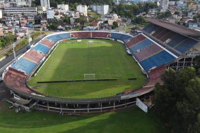 CAXIAS DO SUL, RS, BRASIL, 18/02/2020. Vista aérea do estádio Francisco Stédile, mais conhecido como Estádio Centenário. Ele serár palco do único jogo da final da Taça Cel. Ewaldo Poeta, primeiro turno do Campeonato Brasileiro. O confronto será SER Caxias x Grêmio, no próximo sábado (22/02).  (Porthus Junior/Agência RBS)<!-- NICAID(14423595) -->