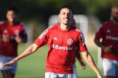 O meia-atacante Thiago Galhardo participa de treino do Inter no CT Parque Gigante na tarde deste domingo (1º/3).<!-- NICAID(14436613) -->