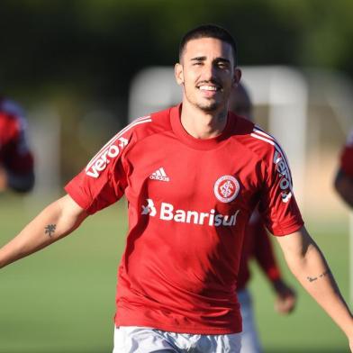 O meia-atacante Thiago Galhardo participa de treino do Inter no CT Parque Gigante na tarde deste domingo (1º/3).<!-- NICAID(14436613) -->