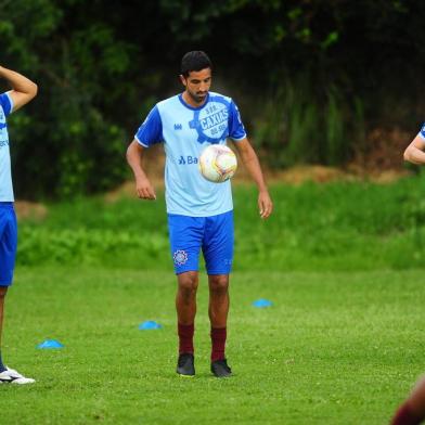  CAXIAS DO SUL, RS, BRASIL, 19/02/2020. Treino do Caxias no CT. SER Caxias se preapara para enfrentar o Grêmio na final da Taça Cel. Ewaldo Poeta, primeiro turno do Campeonato Brasileiro. Na foto, atacante Gilmar (E) e zagueiro Thiago Sales (C).  (Porthus Junior/Agência RBS)<!-- NICAID(14424990) -->